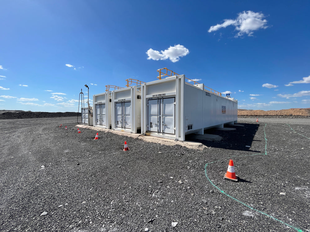 Modular fuel storage containers on a data centre site